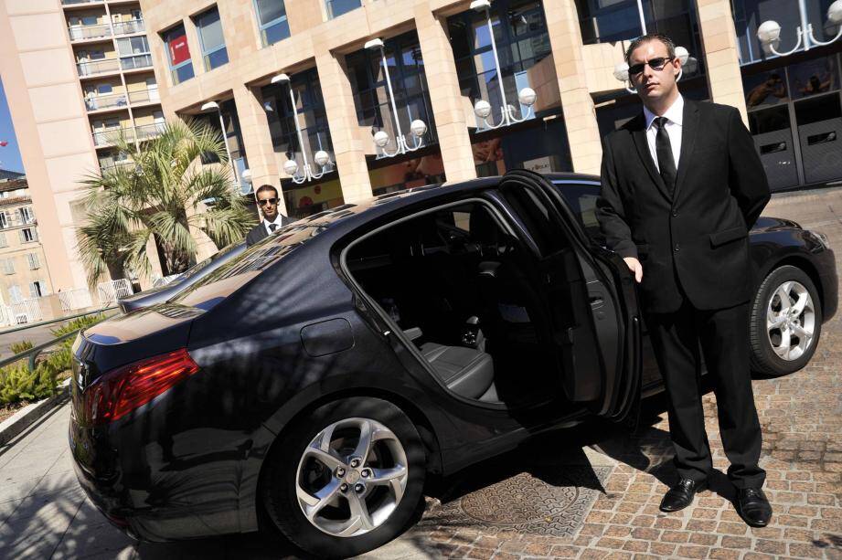 Deux cents chauffeurs de tourisme exercent dans le Var, comme Matthieu Spis et Gaël Vanni à Toulon.