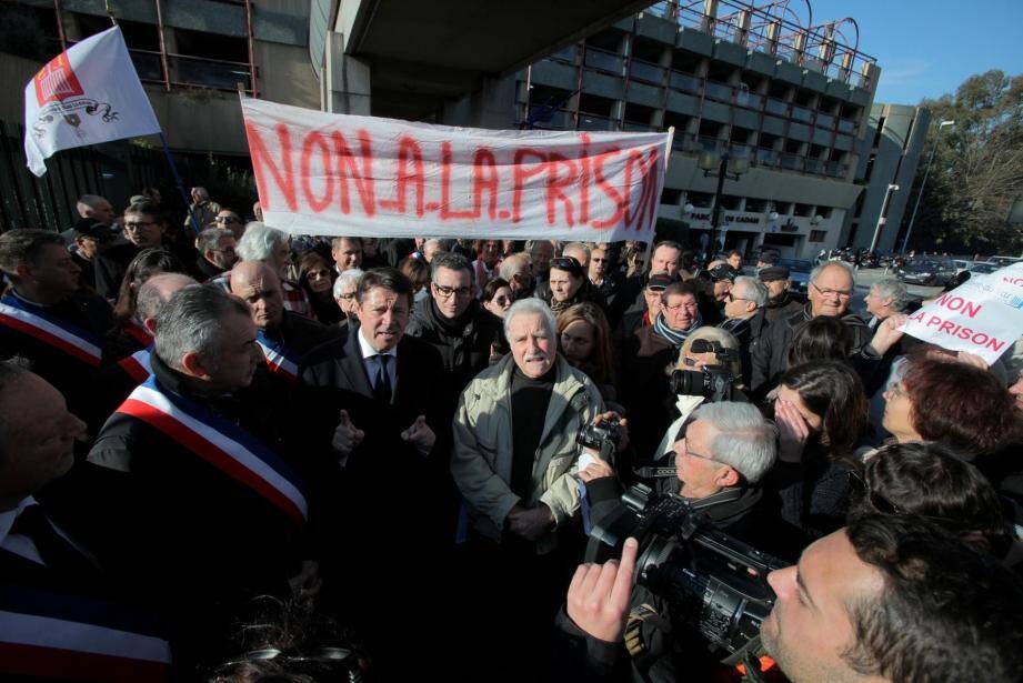 Christian Estrosi, député-maire de Nice, a réaffirmé devant les grilles de la préfecture de Nice que « la prison doit rester à Nice ».