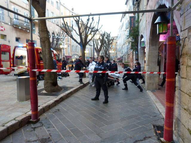 L’auteur des faits a été évacué sur une civière, pieds entravés, vers l’hôpital Saint-Roch, à Nice.