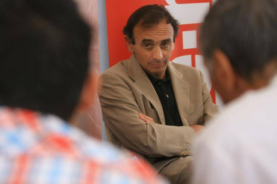 Le polémiste Eric Zemmour, auteur du livre controversé "Le suicide français", est placé sous protection policière depuis l'attentat contre Charlie Hebdo, a-t-il dit jeudi à l'AFP, confirmant une information de BFMTV. 