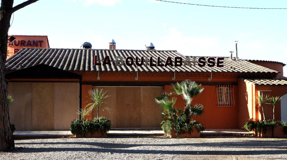 Ce restaurant, à l'entrée de Saint-Tropez, a été ciblé par un incendie volontaire, qui a détruit une partie de la toiture, côté plage (ci-contre ). (Ph. J.-M. R.)