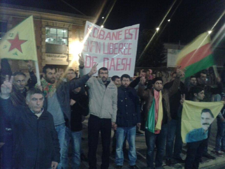 Une centaine de Kurdes sur le parvis de la gare Thiers, hier soir, pour la libération de la ville de Kobané, jusqu'alors aux mains des islamistes de Daesh.