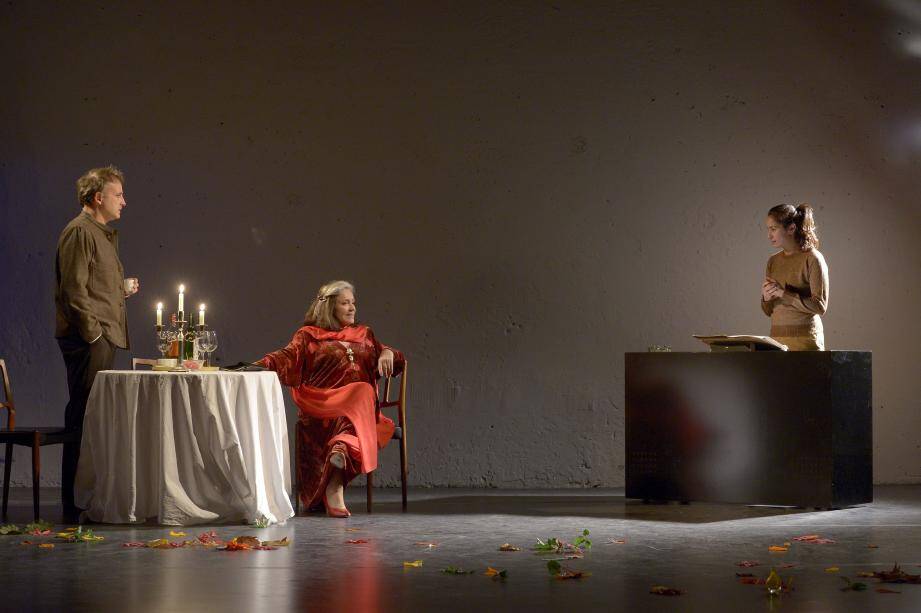 Françoise Fabian, Eric Caruso et Rachida Brakni dans "Sonate D'Automne".