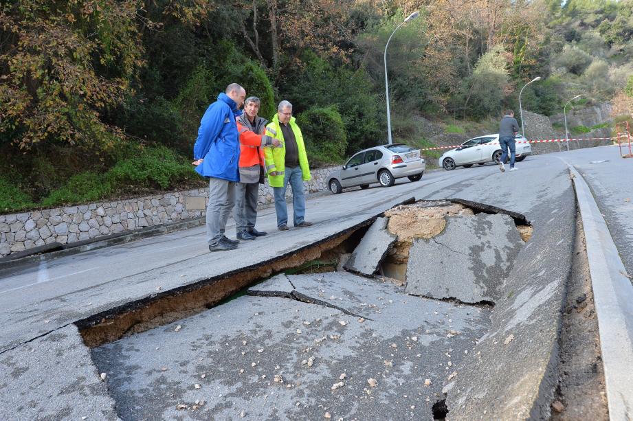 Sous la pression de l’eau, le sous-sol s’est affaissé, provoquant l’éclatement du bitume sur le parking du jeu de boules. 