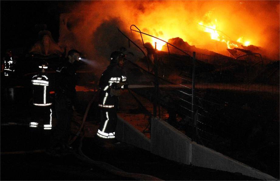 Un violent incendie détruit une trentaine de bateaux à La Croix-Valmer