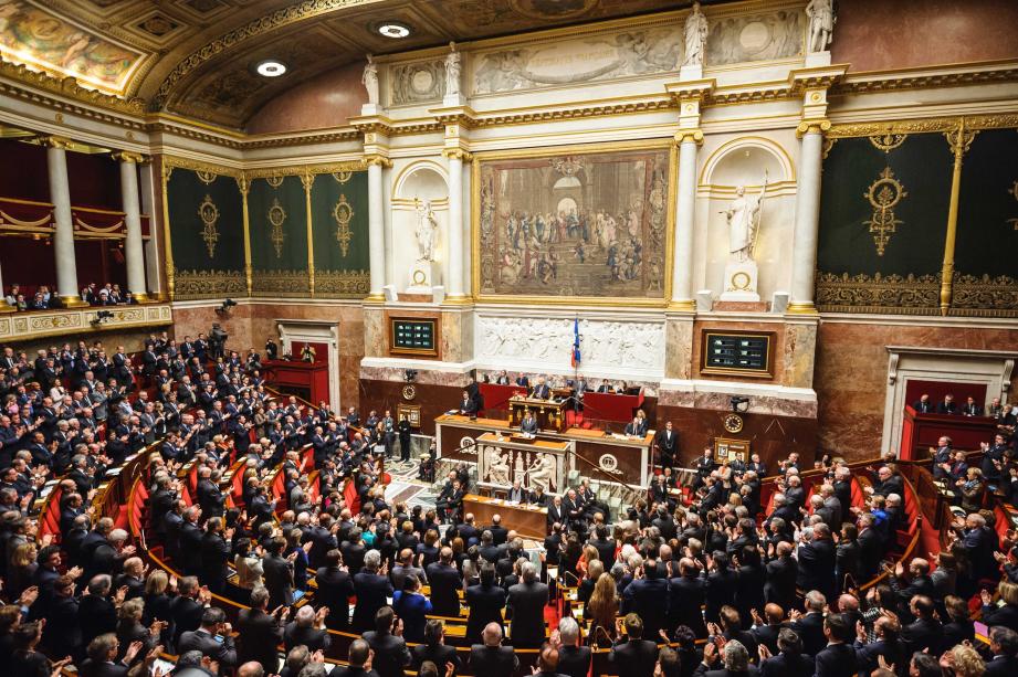 Manuel Valls a été vivement acclamé lors de son discours devant l'Assemblée nationale ce mardi  lors d'une séance spéciale d'hommage aux victimes des attentats. 