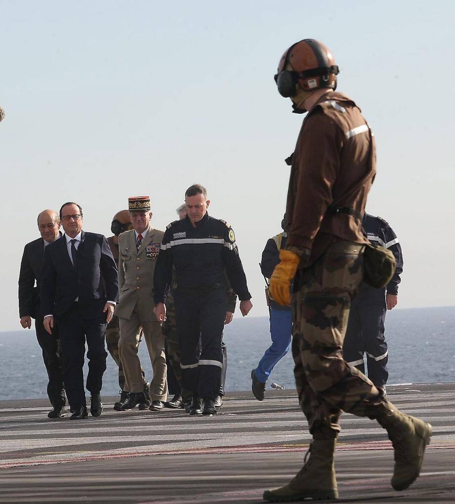 Accompagné du ministre de la Défense Jean-Yves Le Drian, François Hollande a effectué une visite très complète du Charles-de-Gaulle.