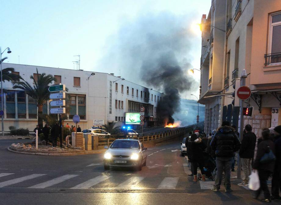 Spectaculaire feu à Nice sous la voie rapide