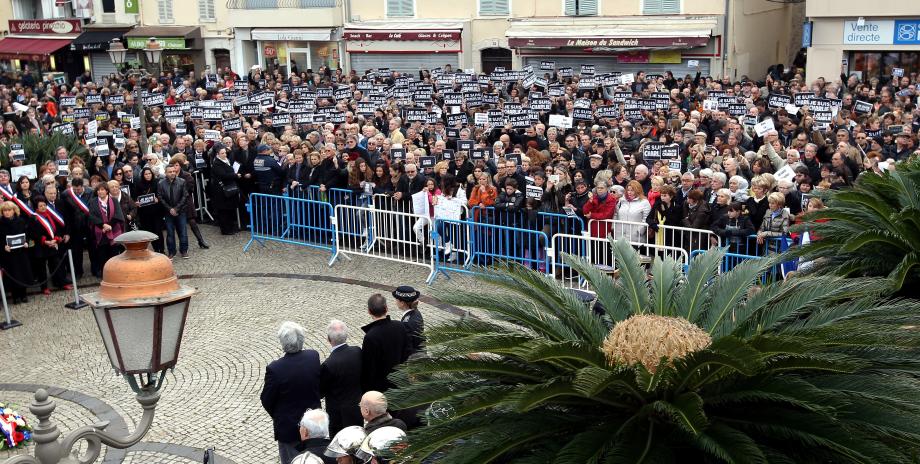 Soutien à Charlie Hebdo: près de 3 000 personnes rassemblées à Antibes