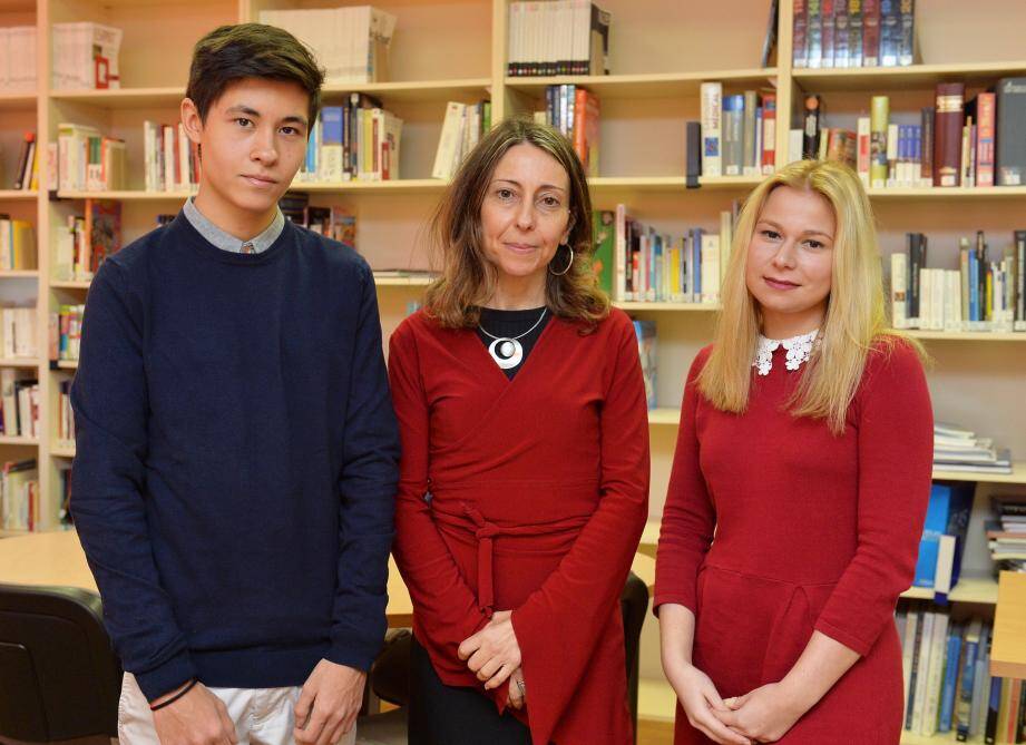 Nicole Abecassis, professeur de philosophie, entourée des lycéens Mickaël Ryckmans et Roxane Lanza. Ils ont tous les trois participé au déplacement officiel en Pologne.(Photo Michaël Alesi)