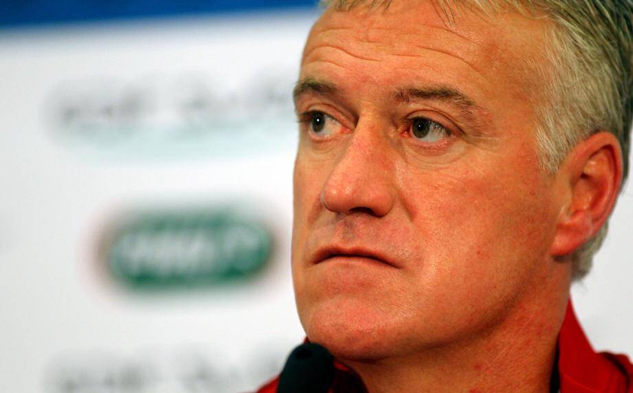 Deschamps regarde au loin,