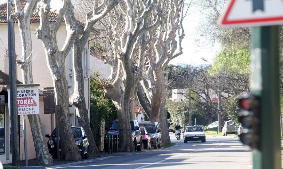 Le cheminement des piétons est particulièrement difficile et dangereux le long de la D554, dite route de la Bayorre, en raison du manque de trottoirs et de stationnements . Lequel contraint les véhicules à se garer le long de la route gênant le passage des piétons .