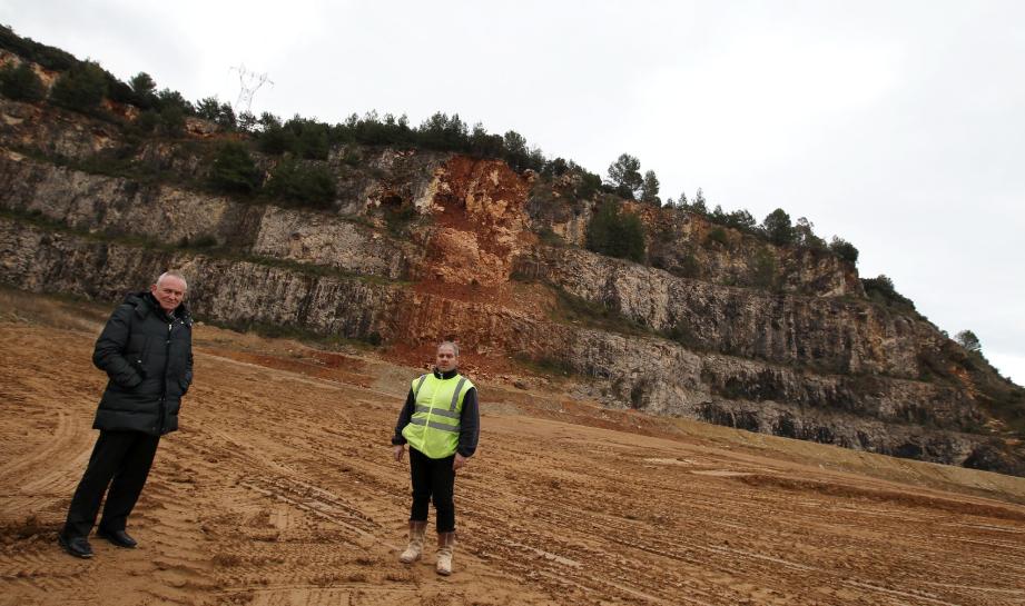 En posant au milieu du site, Pierre Noiray et Constanzo Sauveur veulent prouver qu'il n'y « pousse » aucune montagne de déchets, et qu'ils ne font qu'accueillir des camions de terre qu'ils tassent.