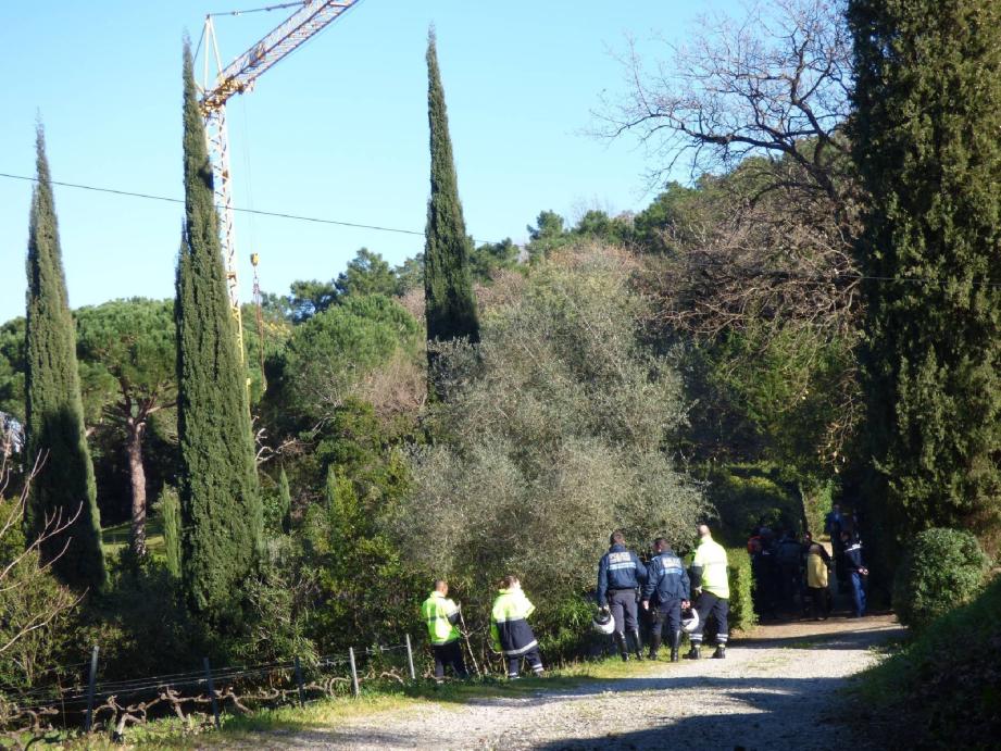 Au bout de ce chemin, une partie de la voie a été emportée par l'éboulement du mur, tuant un ouvrier et blessant un deuxième.