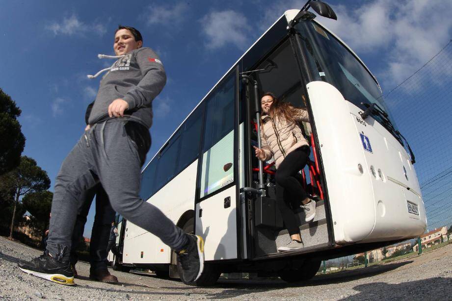 Ci-dessus : Les collégiens fréjusiens ont suivi un atelier sur l'évacuation des transports scolaires.