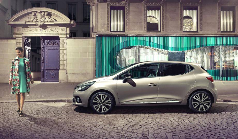 La Française en tenue de soirée espère tutoyer les citadines des spécialistes du luxe. Elle est disponible en trois coloris : noir, gris givré et ivoire.© Renault