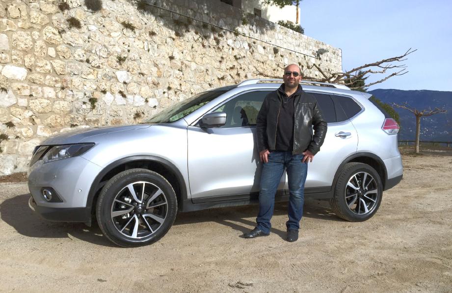 « Habitué de l'ancien Qashqai+2, Jean-Pierre découvre son successeur, le X-Trail. Il en apprécie tout particulièrement l'aspect, plus anguleux. »