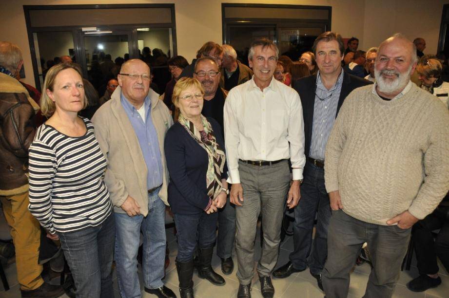 Pierre Lambert entouré des élus des villages voisins et des intervenants lors de la réunion de l'APPHV.