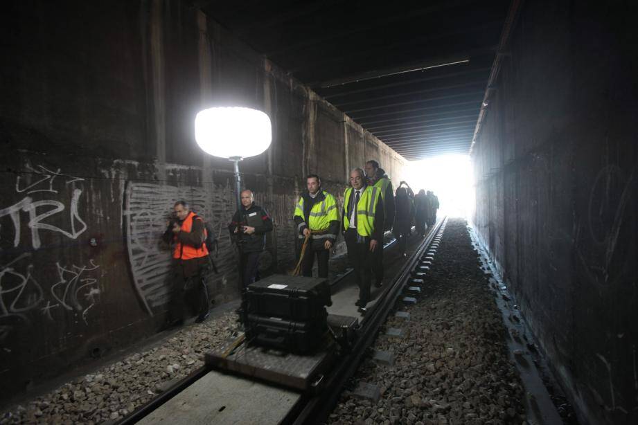 Sous le tunnel Mantega-Piol, le nouveau cheminement piéton va permettre aux secours de circuler plus vite.