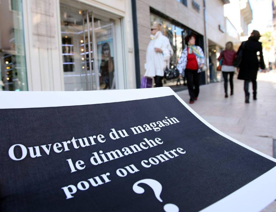 La Ville d'Antibes doit-elle laisser ouvrir plus souvent ses grandes surfaces et ses commerces le dimanche ? Le débat est lancé. Le maire a demandé à son adjoint au commerce une grande concertation avec les professionnels d'Antibes et de Juan-les-Pins.