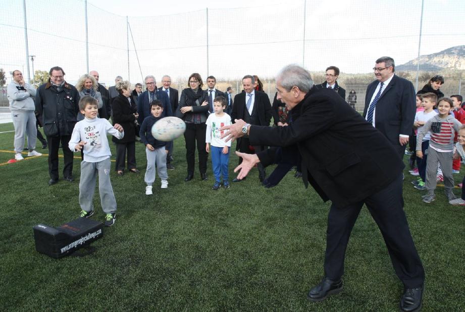 Hubert Falco, président de la communauté d'agglo TPM, a rénoué avec ses premières amours, le rugby, lors de l'inauguration.