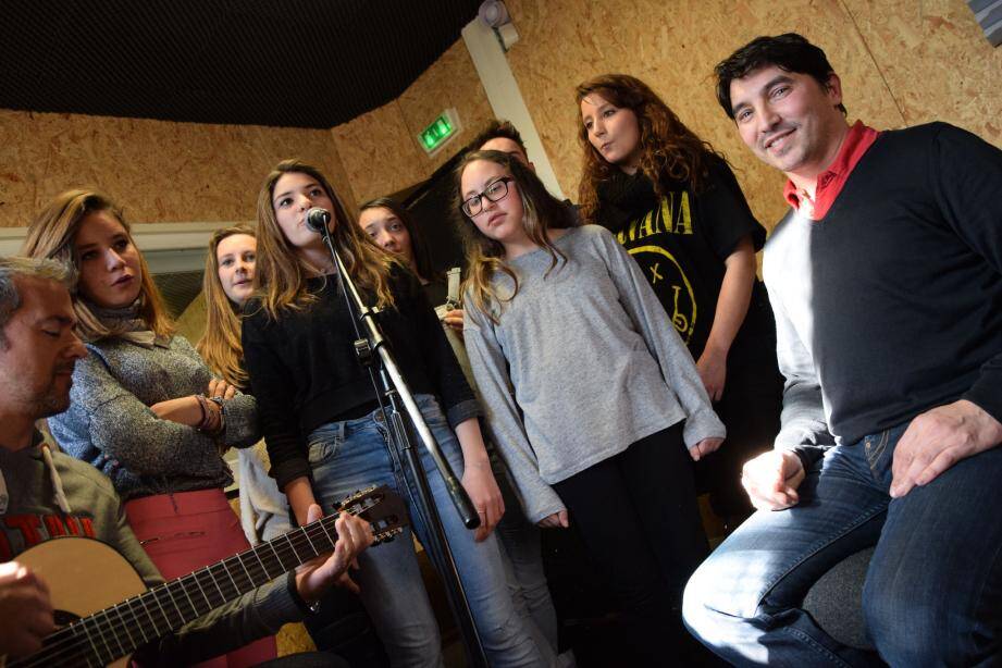 Marco Askraba d'un côté(à gauche) et Atef de l'autre (à droite) ,pour le bonheur de chanter et de s'exprimer artistiquement pendant sept jours. Les stagiaires repartent ensuite avec leur propre album.