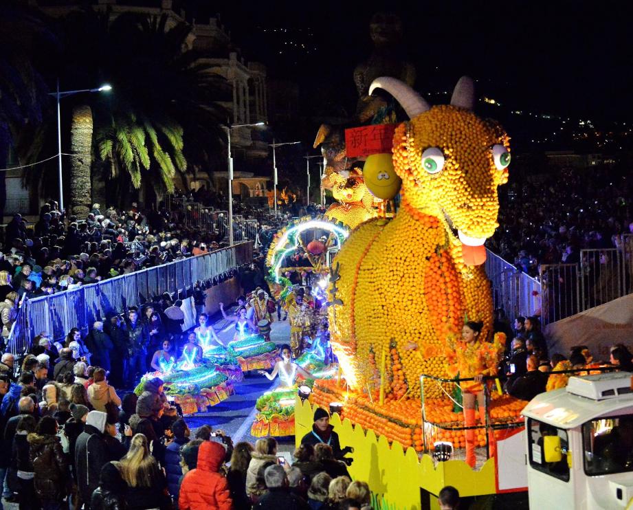 Charivari de couleurs pour un dernier corso nocturne étincelant.