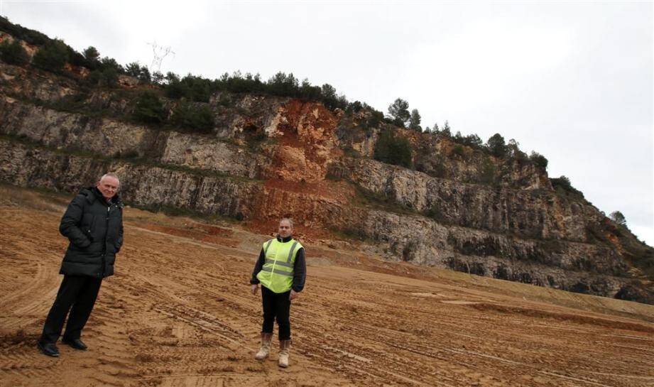 En posant au milieu du site, Pierre Noiray et Constanzo Sauveur veulent prouver qu’il n’y « pousse » aucune montagne de déchets, et qu’ils ne font qu’accueillir des camions de terre qu’ils tassent.