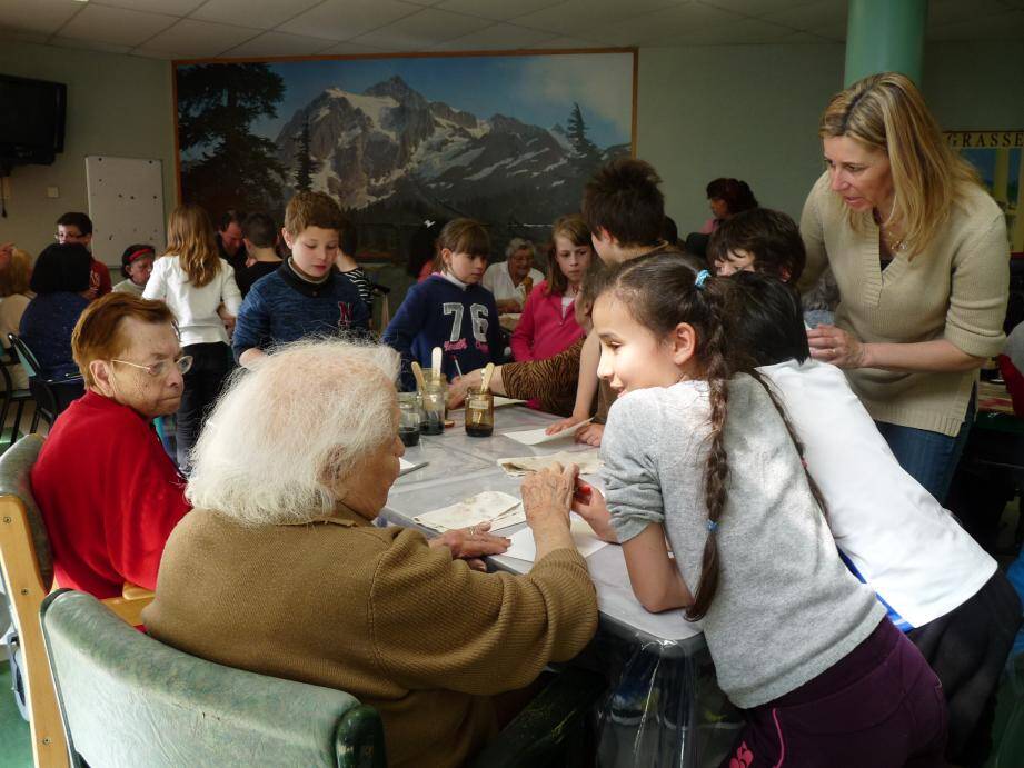 Les élèves de l'école primaire Saint-Antoine et les résidents du Petit Paris créent un livre.