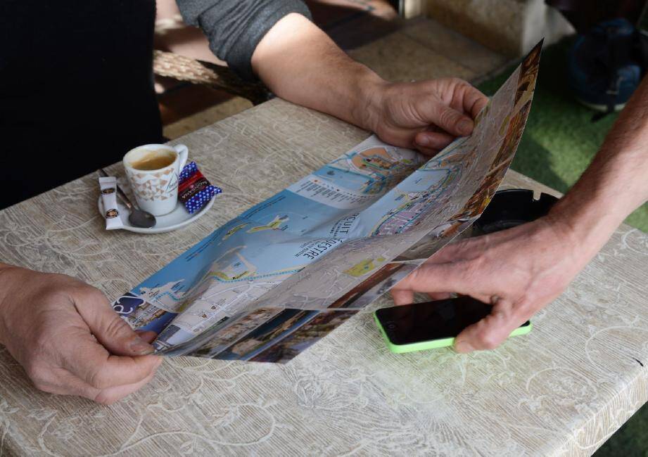 Prétextant être perdus, les voleurs à la tire n'hésitent pas à voler votre téléphone portable en masquant leur geste à l'aide d'un plan de la ville. Méfiance !