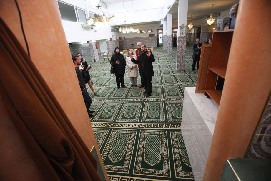 A la mosquée Rahma de l'Ariane, l'imam Otman Aissaoui (à droite) n'a pas cessé d'animer les visites. Ambiance similaire à Roquebillière avec (de gauche à droite) l'imam Azzedine, le secrétaire général Mohamed Fernane et Choukri Abed, représentant associatif.