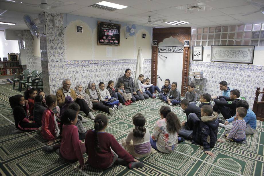 Cours d'arabe littéraire, soutien scolaire, atelier récitations. Chaque week-end, l'organisation, créée en 2003, accueille 80 enfants.