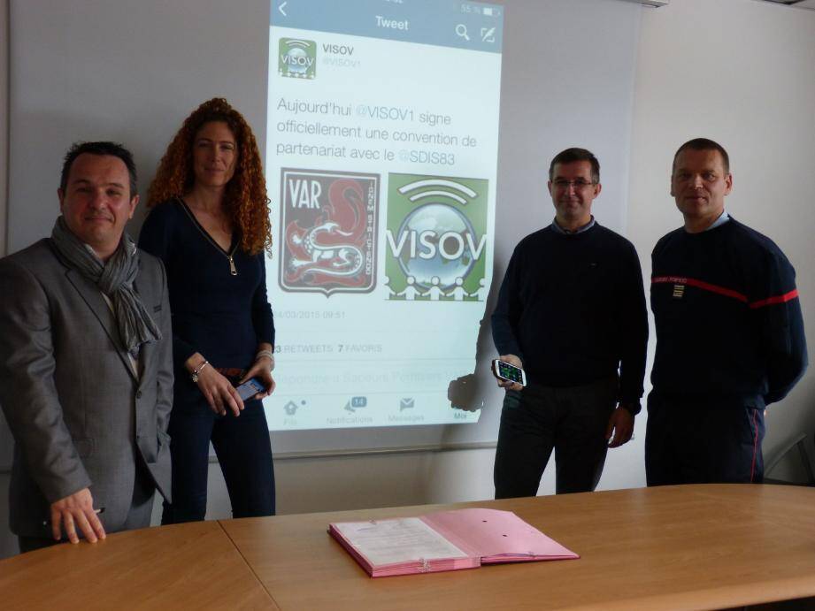 Une convention de partenariat a été signée entre le SDIS et l'association VISOV. Ici, Florence Pasquini, du service Nouvelles technologies du SDIS, Loïc Clerget, du service informatique et le Lt-colonel Pasquini travaillent de concert avec Gilles Martin, fondateur de VISOV.