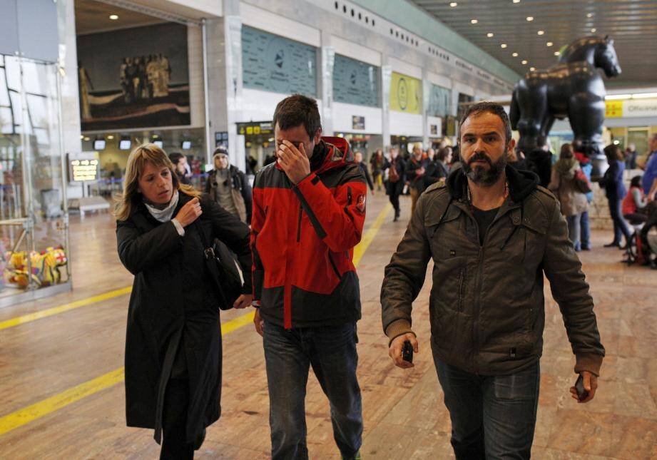 Des proches des victimes, effondrés à l'annonce de la nouvelle, mardi après-midi à l'aéroport El Prat de Barcelone.