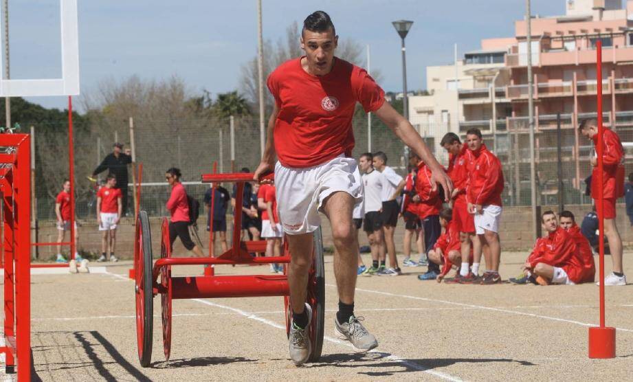 Les jeunes sapeurs-pompiers ont montré l'exemple en matinée, avant que les adultes (volontaires et professionnels) ne se prennent aussi au jeu du défi physique.