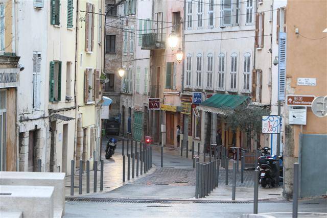 Depuis des mois, une bande de jeunes, la plupart mineurs, fait la loi dans le centre historique, comme ici dans la rue de Trans.