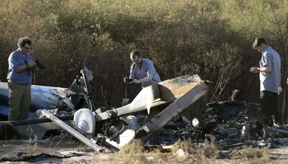 Des membres du Bureau enquête analyse (BEA) inspectent les carcasses des deux hélicoptères qui se sont écrasés à Villa Castelli, en Argentine, le 11 mars 2015