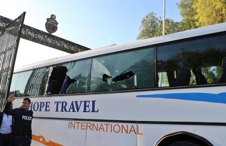 Comme un symbole, les cars de touristes sont partis les vitres criblées de balles à Tunis.