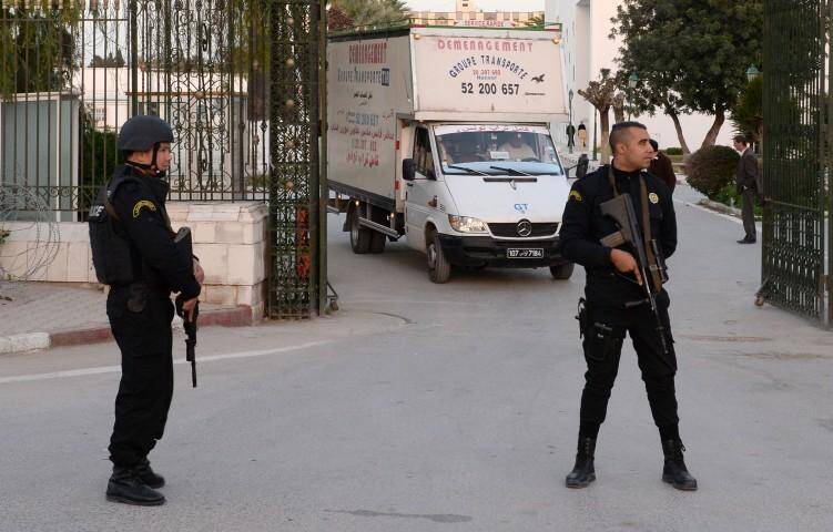 Des gardes armés sont postés devant le musée du Bardo à Tunis, le 23 mars.