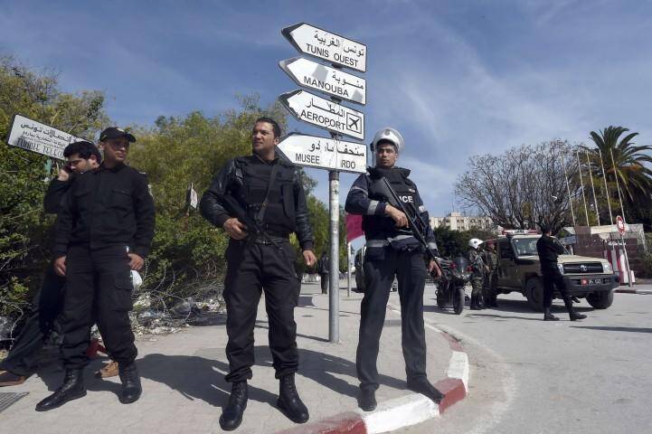 Les forces de sécurité quadrillent Tunis.