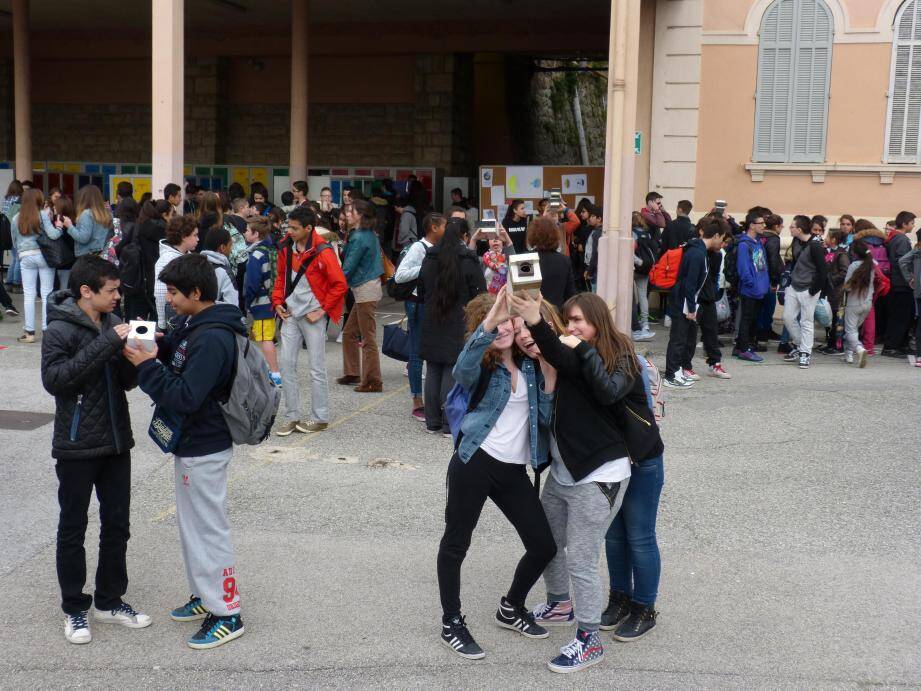 Les collégiens de Carnot ont observé l'éclipse.