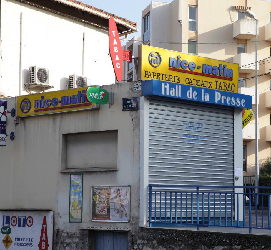 Portes closes, samedi, au bureau de tabac «Le Hall de la presse». Quelques heures plus tôt, deux braqueurs ont fait main basse sur la caisse.