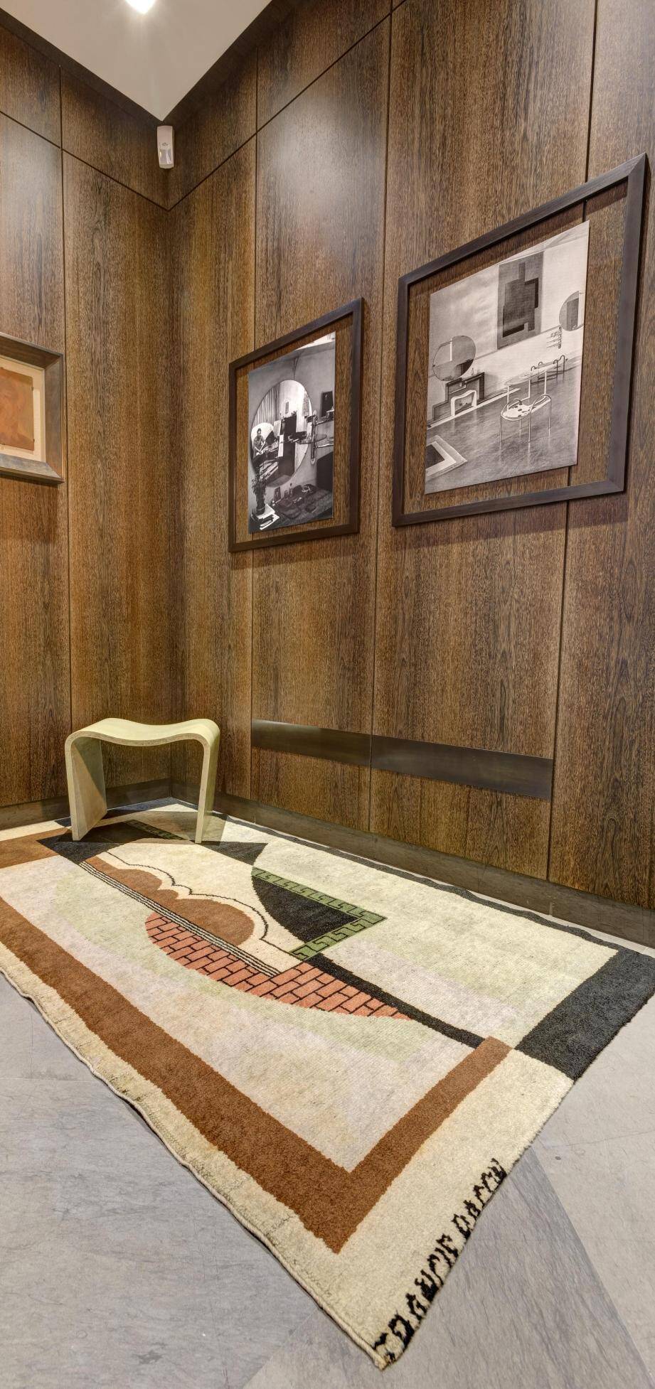 La fondation présente désormais un tapis et un tabouret réalisés par Bacon, dans sa période designer à l’aune des années 30.