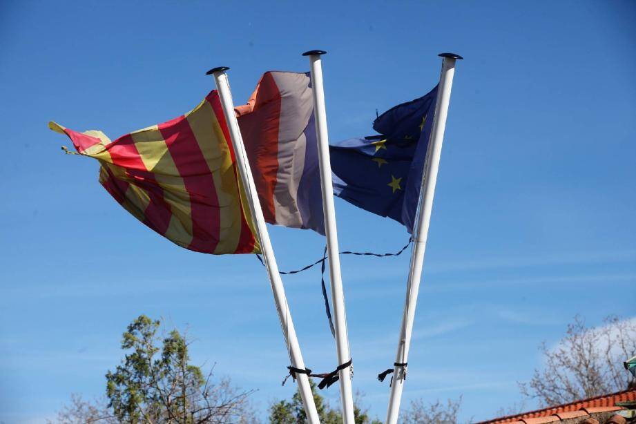 De 30 jusqu'à 130 km/h, le mistral a sévi à quarante-quatre reprises en janvier, février et mars. Les drapeaux sur les écoles ont été particulièrement chahutés.