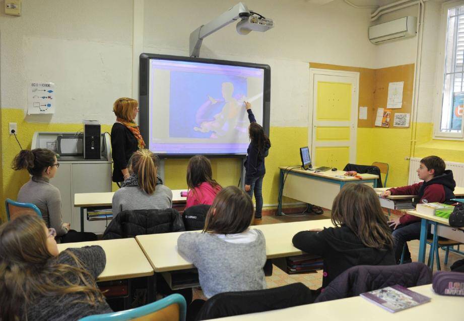 Ci-dessus, les élèves de CM2 et collège, qui travaillent déjà avec un tableau numérique en classe, seront équipés de tablettes dès la rentrée de septembre. En haut à droite : Pascale Florens, chef d'établissement, et son adjoint de direction, Philippe Malsoute.