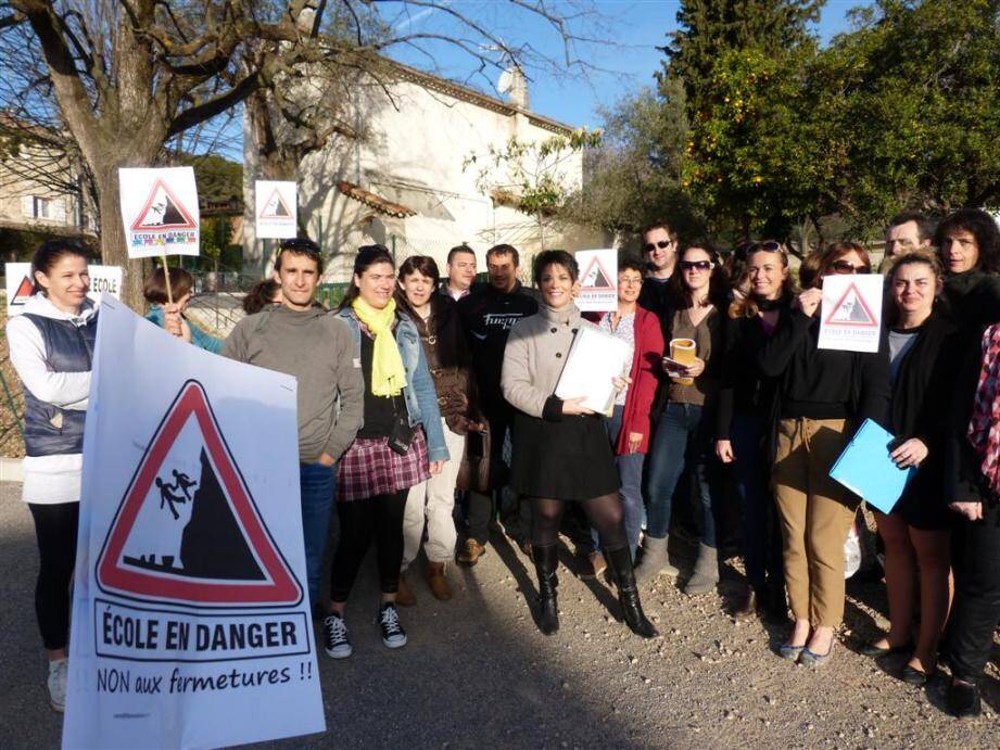 Les parents ont manifesté ce jeudi, entre 8h30 et 9h devant l'entrée de l'école primaire.