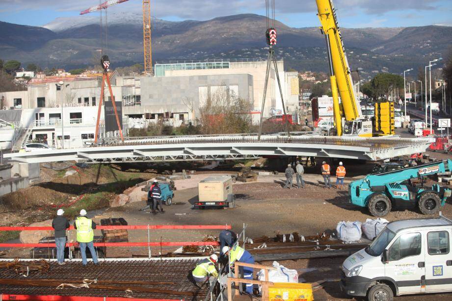 Le chantier du centre commercial est en cours au bord de l'avenue des Alpes, à Cagnes-sur-Mer.