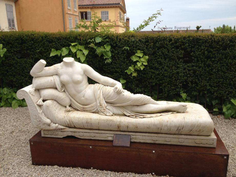 La statue est depuis hier installée dans le jardin de l'hôtel Pontevès, sur son socle d'origine remis en état par les services municipaux.