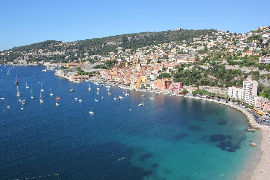 La rade de Villefranche, un site de mouillage très prisé de la plaisance, fait partie des trois sites déterminés par les Affaires maritimes.