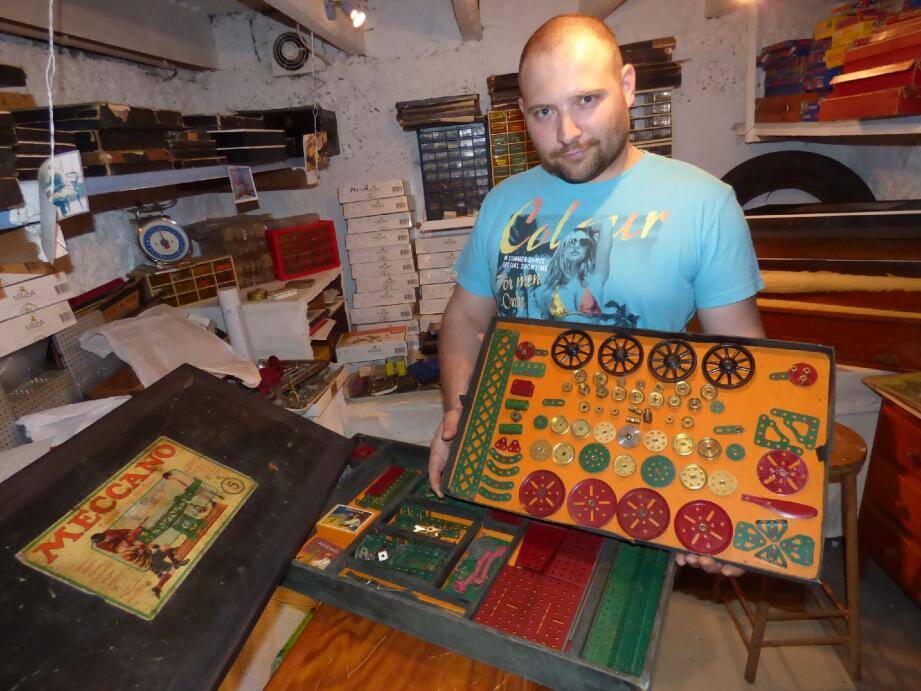 Olivier Depardieu, organisateur azuréen, montre une boîte de sa collection, une Meccano n°5 de 1928.